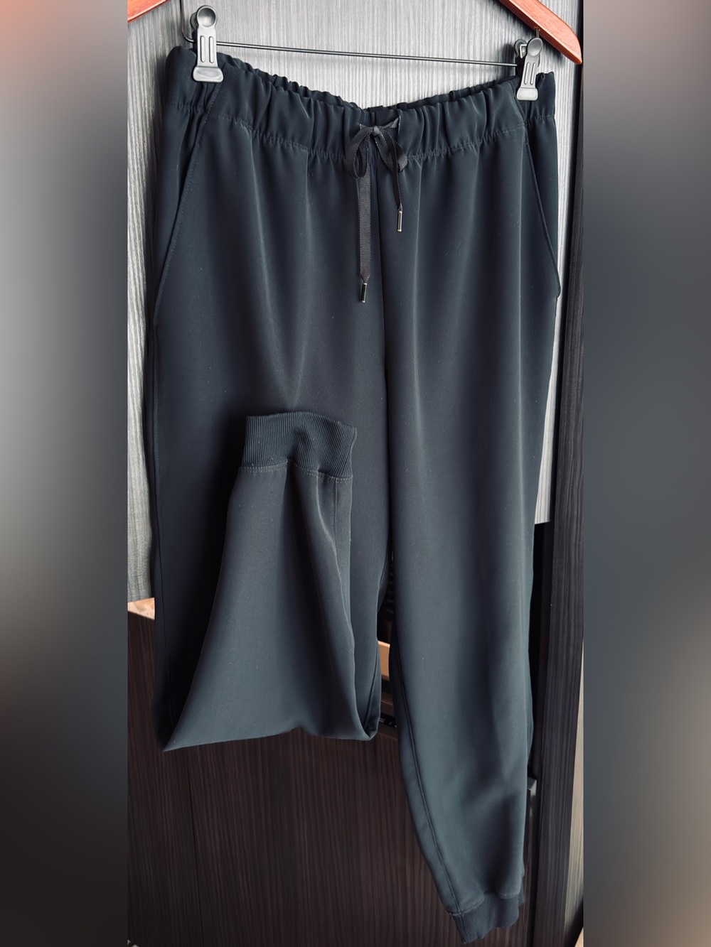 The Group by Babaton Jogger Pants in Black Size Large Like New